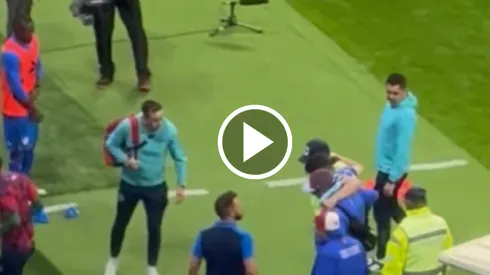 Nicolás Ibañez cayó lesionado en el Cruz Azul vs. Club América y se podría perder lo que resta de la temporada.