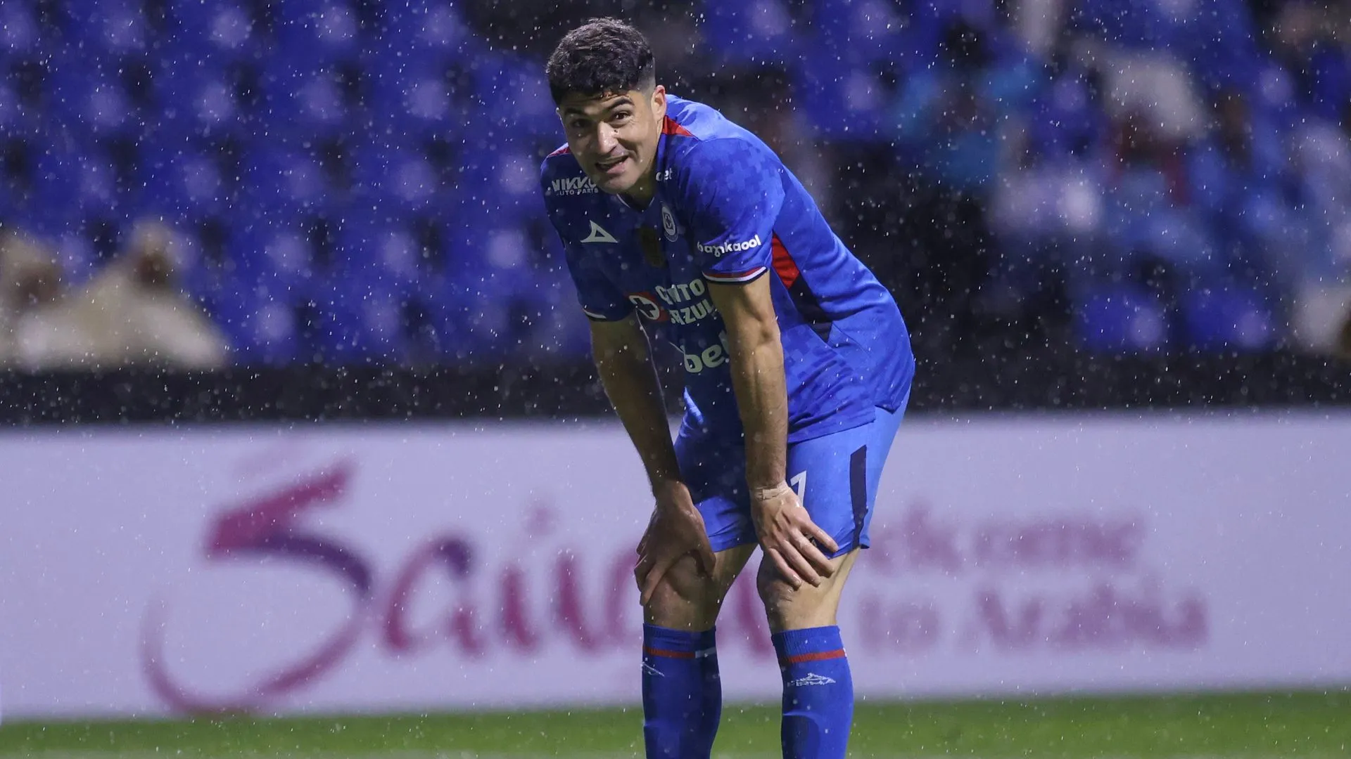 Nicolás Ibañez cayó lesionado ante América y aún no regresa con Cruz Azul (Imago7)