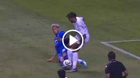 Gonzalo Piovi se fue expulsado al minuto 92' de la segunda parte después de una entrada criminal contra Denis Bouanga.