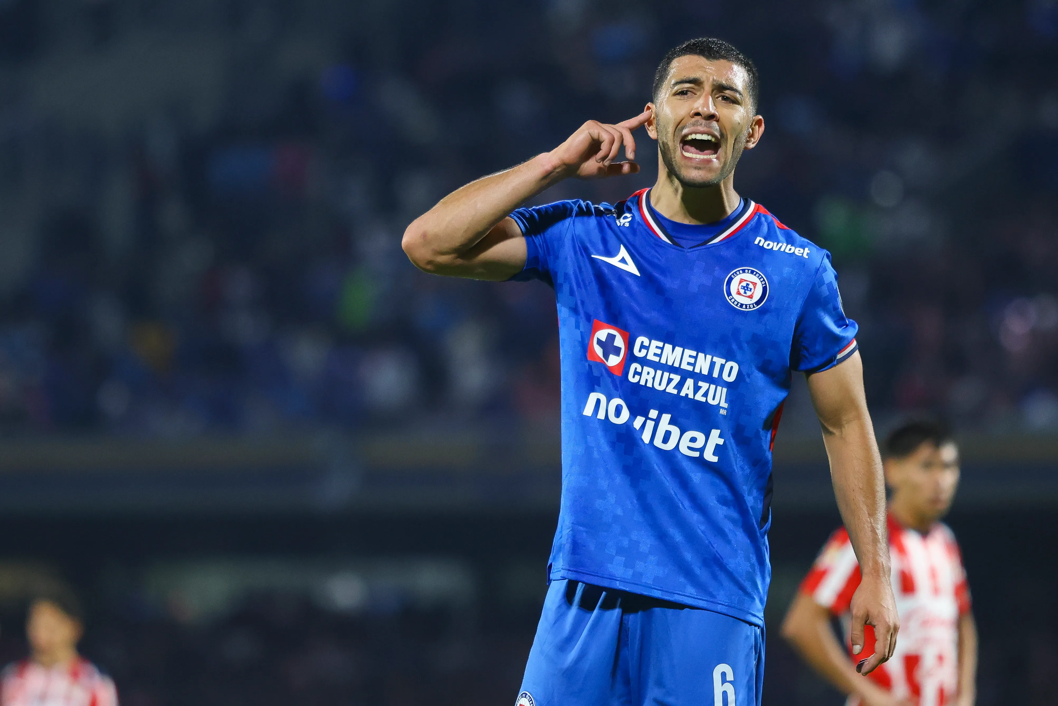 Erik Lira defendió a Nicolás Larcamón tras los pitidos de la afición (Getty Images)