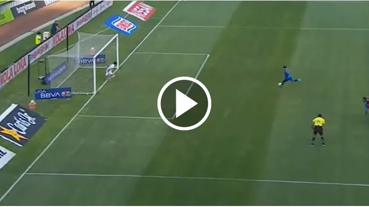 Gabriel Fernández abrió el marcador para Cruz Azul desde el punto penal.