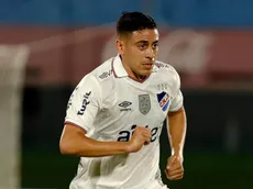 Mientras en Cruz Azul critican a los carrileros, así le va a Cándido en Uruguay