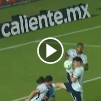 ¡Así no, Jeremy! Autogol de Márquez para el empate de Gallos