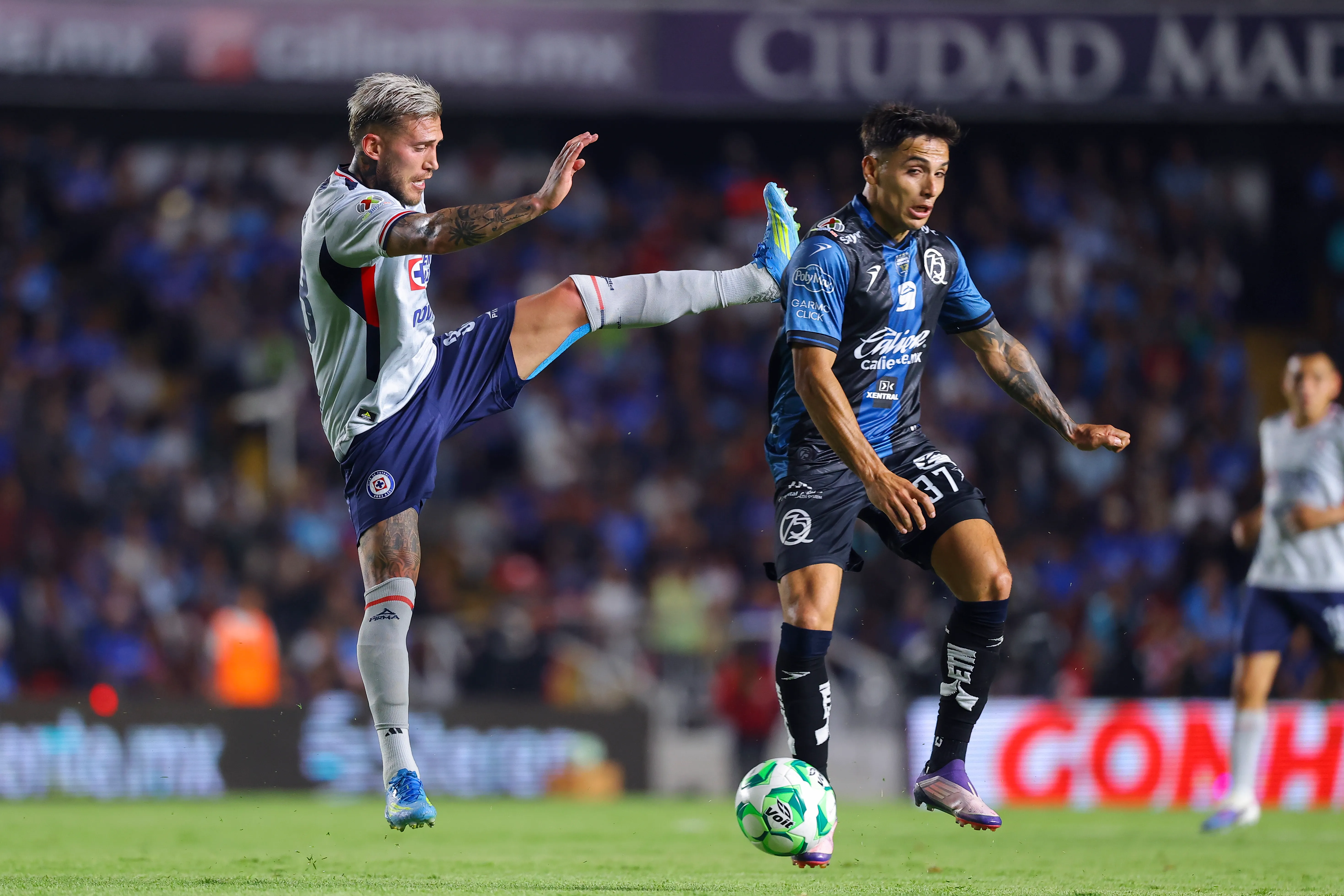 Gonzalo Piovi vio la quinta amarilla ante Querétaro y será baja ante Necaxa (Getty Images)
