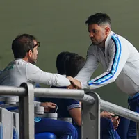 Volaron sillazos: Larcamón se negaba a llegar a un acuerdo