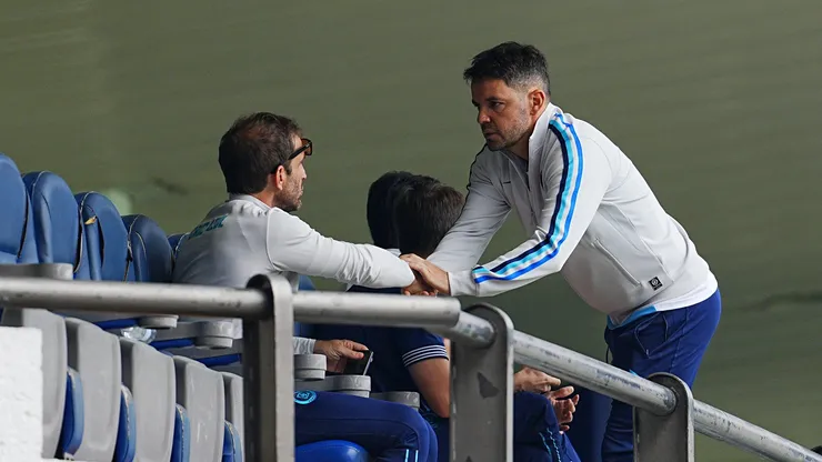 Nicolás Larcamón dejará de ser entrenador de Cruz Azul y su lugar lo tomará Joel Huiqui y Sergio Pinto como interinos.