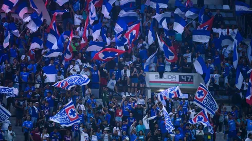 Aficionados de Cruz Azul celebran un triunfo después de dos meses en donde no se ganó durante nueve cotejos seguidos.