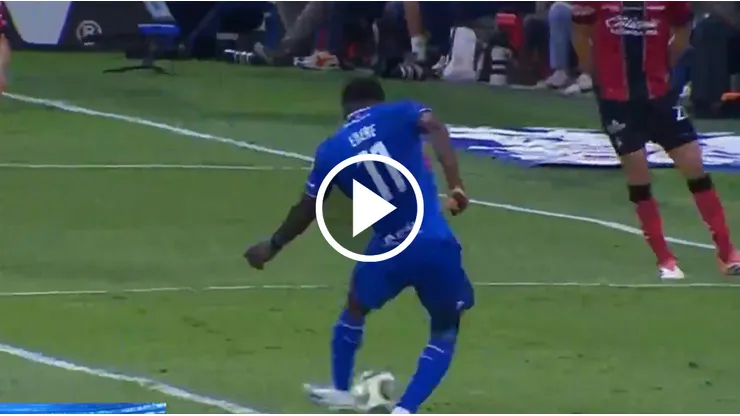 El africano se mostró activo reemplazando al Toro Fernández.