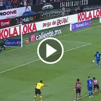 Ebere engañó a Vargas y marcó su penal en el Cruz Azul vs. Atlas