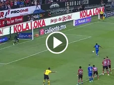 Ebere engañó a Vargas y marcó su penal en el Cruz Azul vs. Atlas
