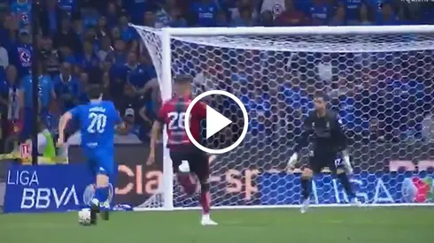 José Paradela hizo valer su calidad para darle la ventaja a Cruz Azul ante Atlas.