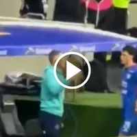 Tensión con Paradela después de ser sustituido en el Cruz Azul vs. Atlas