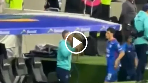 A José Paradela no gustó haber sido sustituido después de ser el autor del gol de Cruz Azul contra el Atlas.