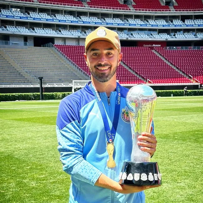 Sergio Pinto, con el trofeo de campeón en Chivas. (@sergio.pinto10)