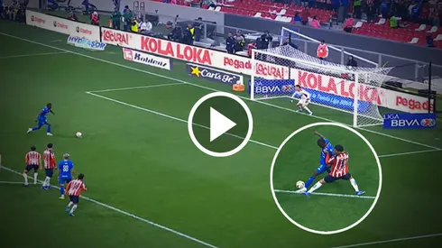 Christian Ebere anotó desde los doce pasos para igualar el marcador en el Cruz Azul vs. Chivas.