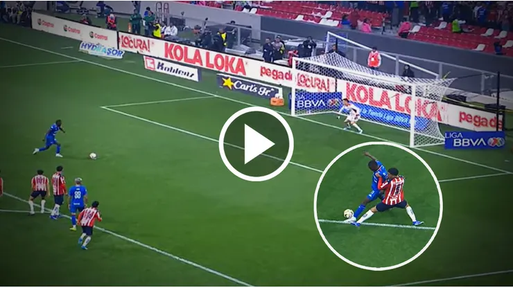 Christian Ebere anotó desde los doce pasos para igualar el marcador en el Cruz Azul vs. Chivas.