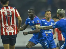La jugada más polémica del Cruz Azul vs. Chivas: ¿Era penal a Ebere?