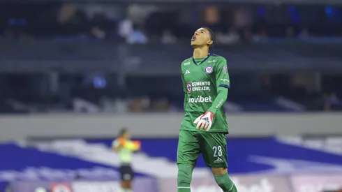 Kevin Mier tuvo una noche para el olvido ante Chivas con errores clave.
