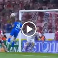 La tremenda falla de Rodolfo Rotondi en el área chica de Chivas