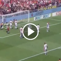 Johan Vásquez dejó retratado a Santiago Giménez