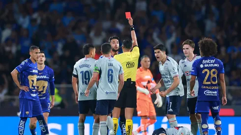Cruz Azul enfrenta a Pumas en medio de tensiones por la designación arbitral.