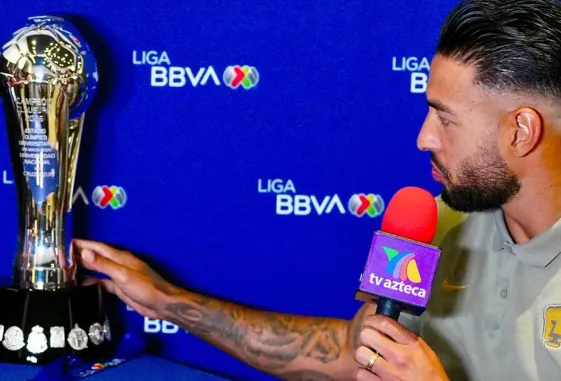Nathan Silva tocando la copa de campeón (TV Azteca)