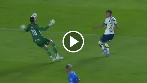 Gran intervención del portero colombiano.