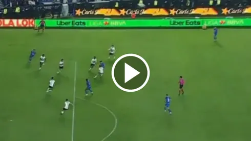 El silbante principal señaló penal para Cruz Azul pero luego modifició su decisión por un fuera de juego que le avisaron desde el VAR.