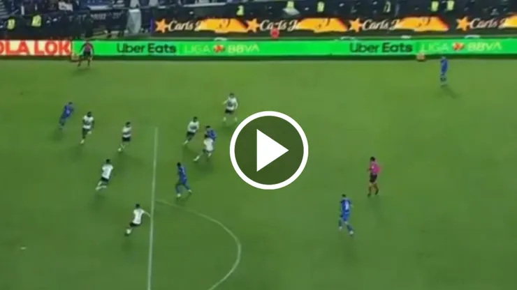 El silbante principal señaló penal para Cruz Azul pero luego modifició su decisión por un fuera de juego que le avisaron desde el VAR.