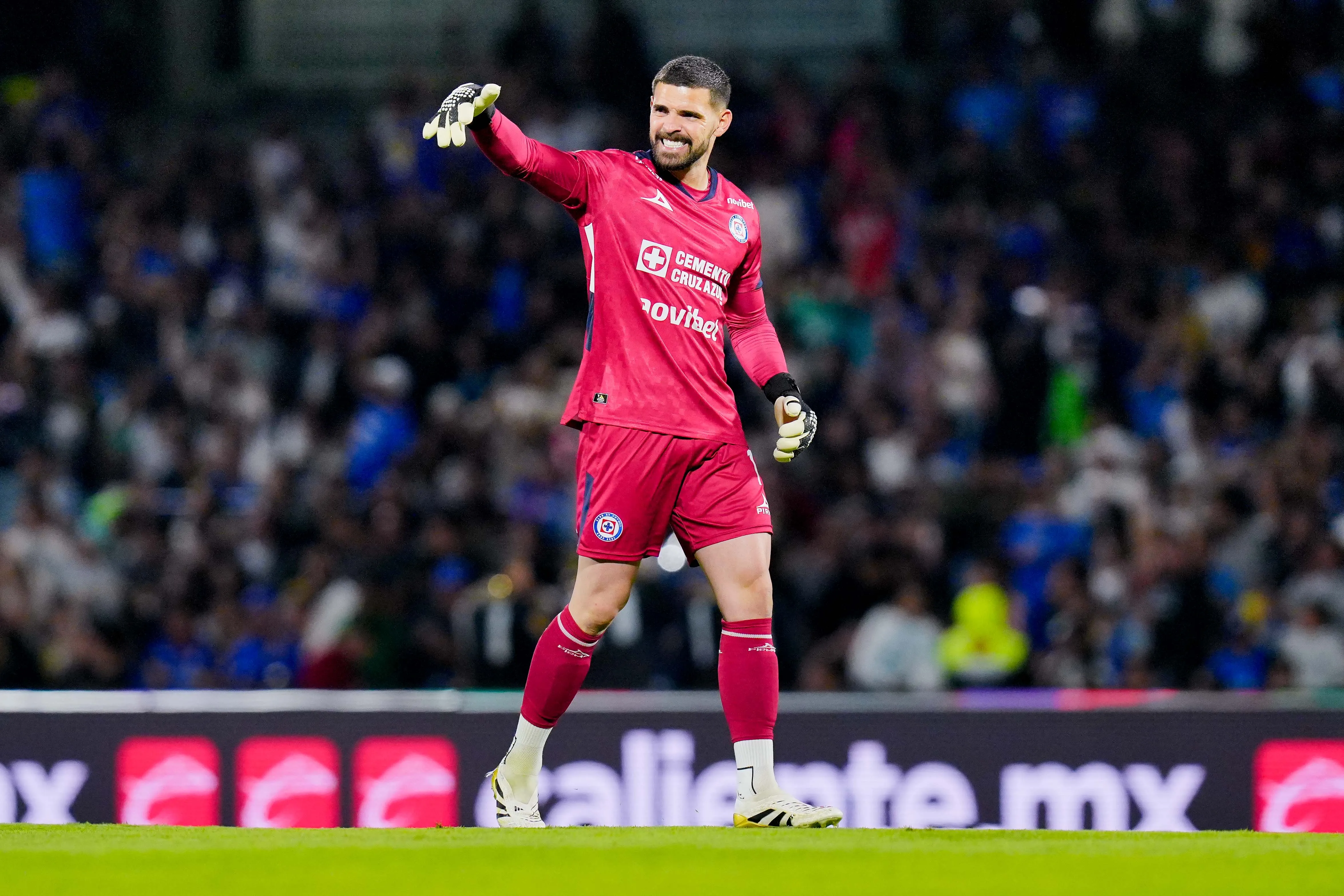 Andrés Gudiño corre desde atrás en la disputa con Kevin Mier por la portería de Cruz Azul. (Imago7)
