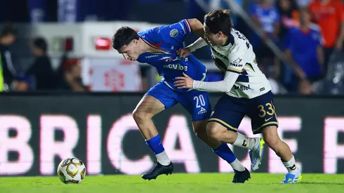 José Paradela conduce con el balón en la final entre Cruz Azul y Pumas UNAM.