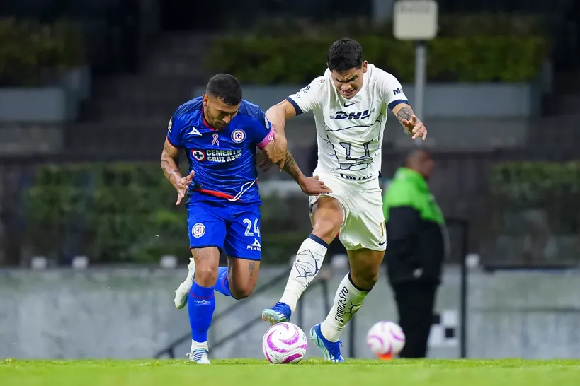 Escobar disputa un balón contra el Toro Fernández en 2023 (IMAGO7).