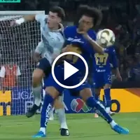 Carrasquilla lesionó a Paradela y la afición de Cruz Azul lo reventó en redes