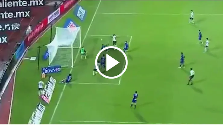 Así fue el primer gol de Cruz Azul ante Pumas.