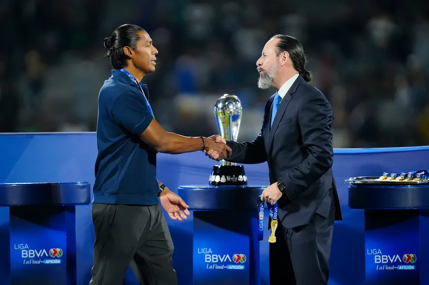 Huiqui recibe el trofeo de campeones.