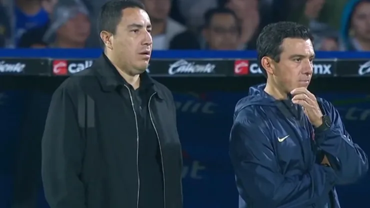 El técnico de los Pumas de la UNAM mostró toda la decepción cuando Rotondi marcaba el gol que daba el título a Cruz Azul.