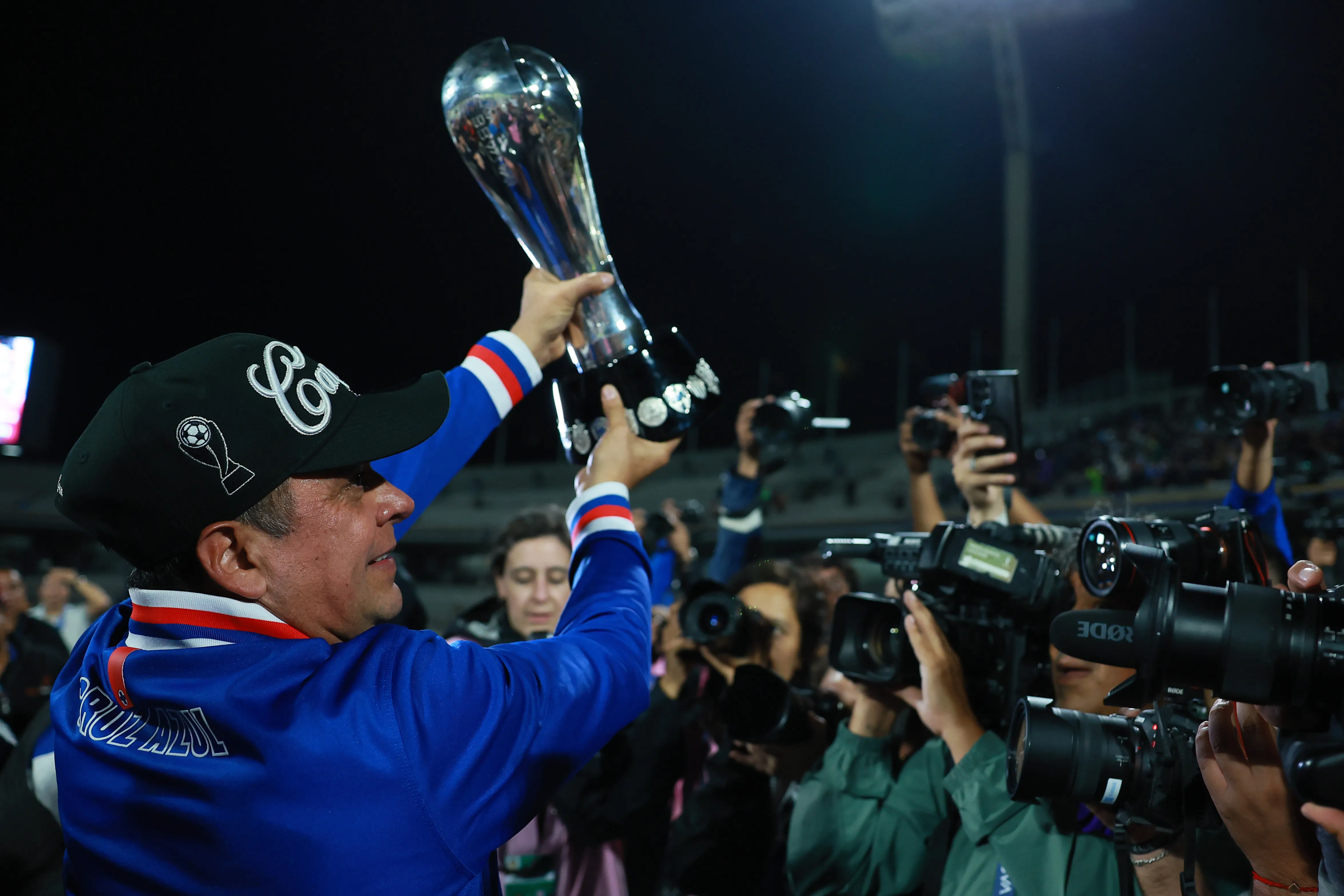 Víctor Velázquez dedicó el décimo título de Liga MX a la afición de Cruz Azul. (Getty Images)