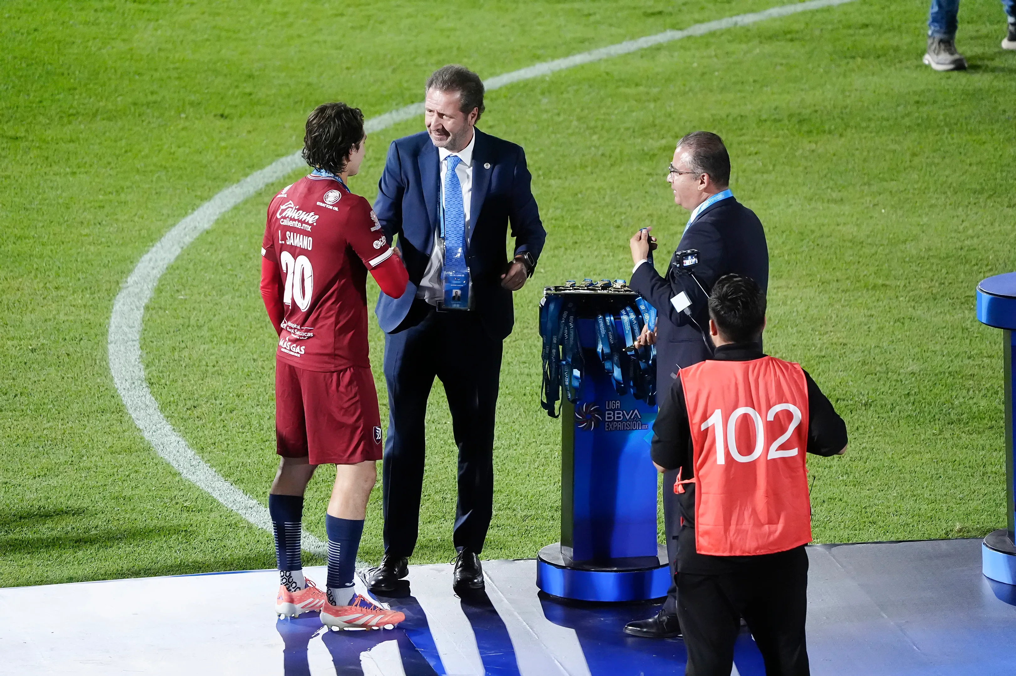 Sámano recibiendo la medalla de campeón en la Liga de Expansión (Imago 7)