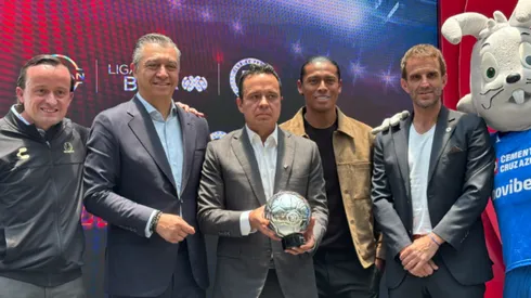 Victor Velázquez, Iván Alonso y Joel Huiqui estuvieron presentes en el acto en representación de Cruz Azul.
