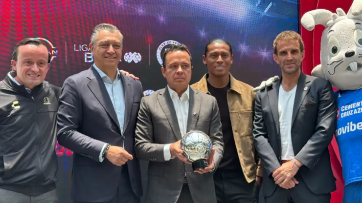 Victor Velázquez, Iván Alonso y Joel Huiqui estuvieron presentes en el acto en representación de Cruz Azul.