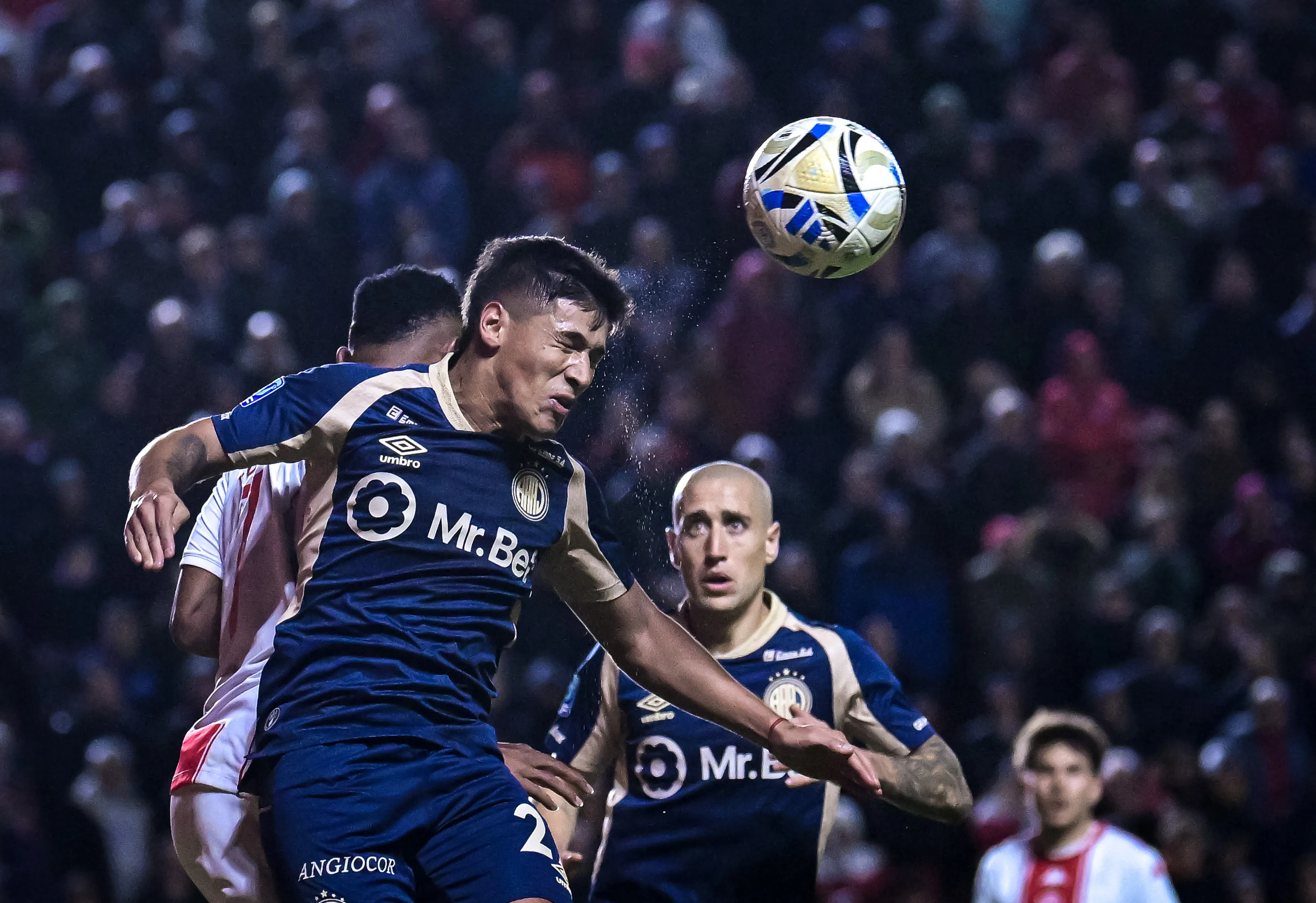 Leandro Lozano fue elegido mejor lateral derecho del Apertura 2026 de Argentina. (Getty)