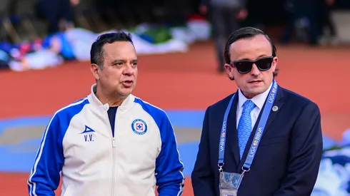 Víctor Velázquez, presidente de Cruz Azul, junto a Mikel Arriola, presidente de la FMF.