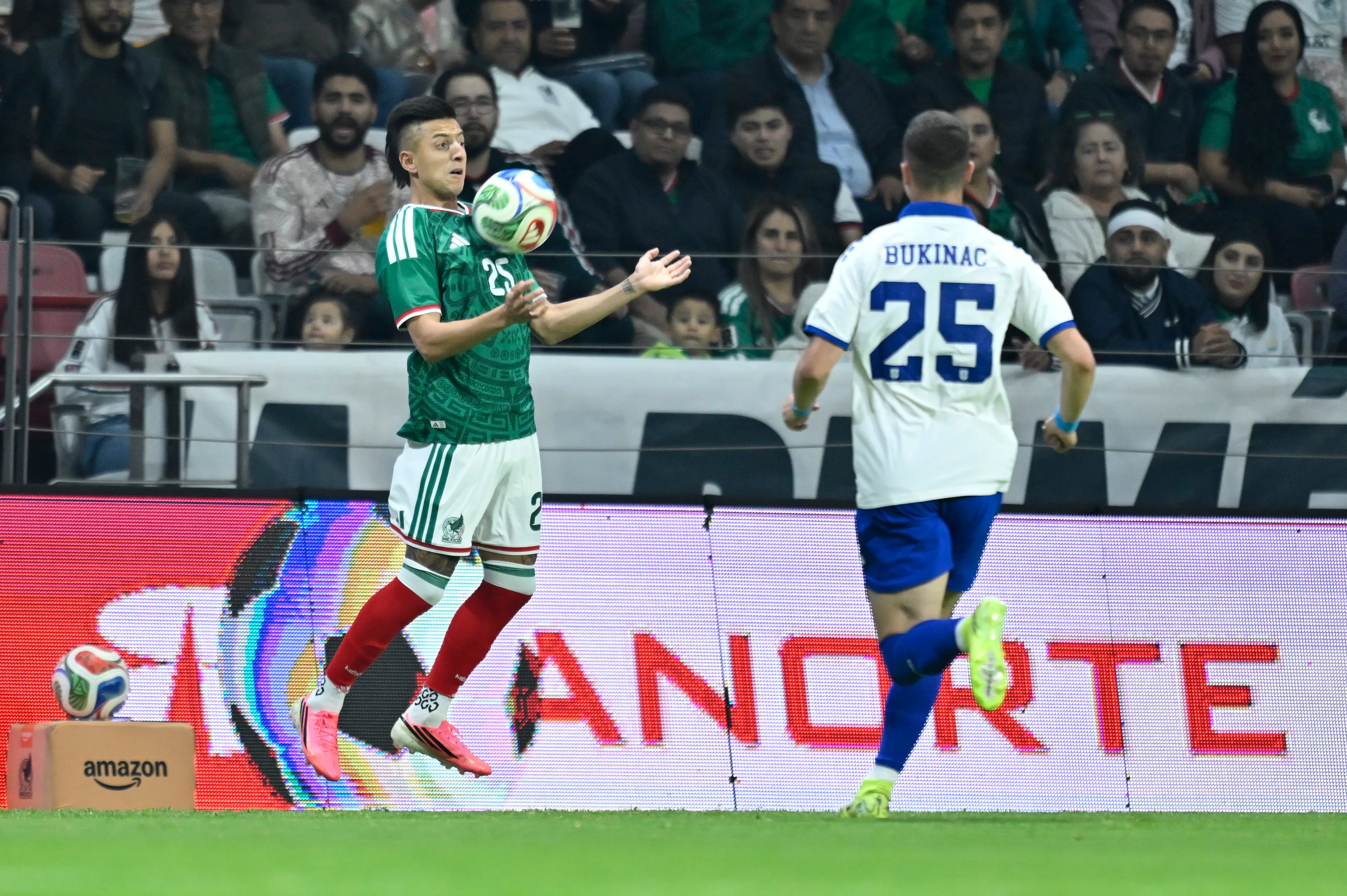 Roberto Alvarado fue titular contra Serbia (Imago7)