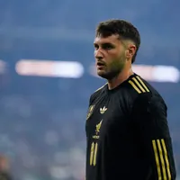 Ex mundialista contra Santi Giménez en el TRI