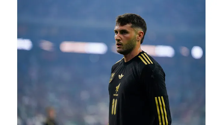 Santi Giménez recibe críticas en México a días del Mundial.