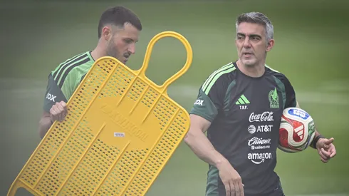Santiago Giménez viene de una temporada complicado y a días del inicio del Mundial tendría otro contratiempo.