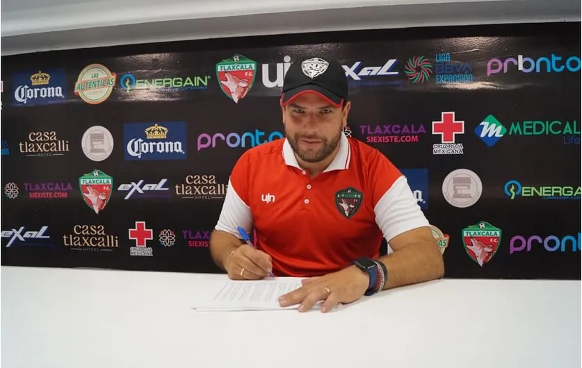 Juanjo Escobar, cuando firmó con Tlaxcala. (@juanjo.mtzesc)