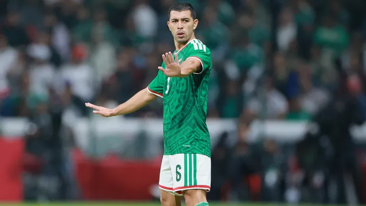 Erik Lira en el amistoso entre México y Serbia.