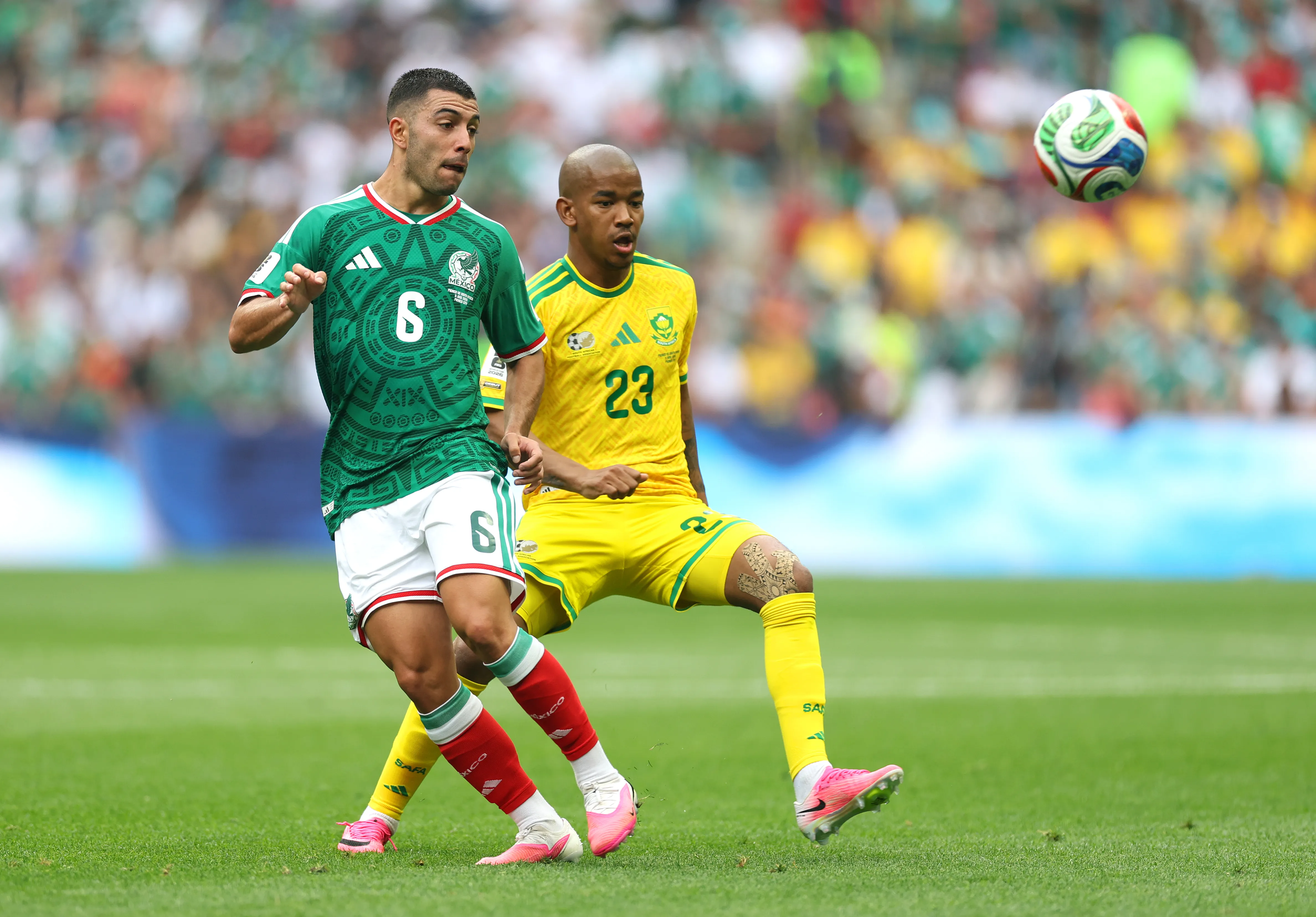 Erik Lira fue titular en el debut de México (Getty Images)