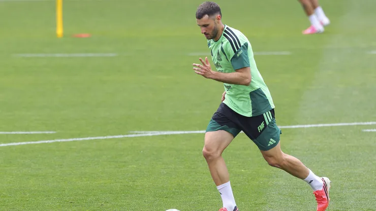 Santiago Giménez no jugó en el debut de México